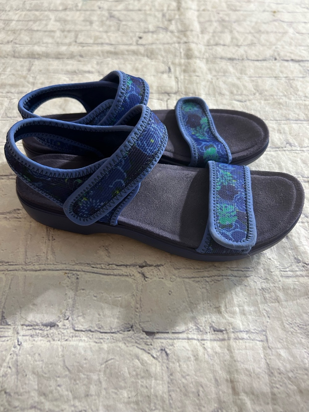 TRAQ TRA-SPA-5798 SPORT SANDALS BLUE FLORAL PATTERNED ADJUSTABLE STRAPS SIZE 37